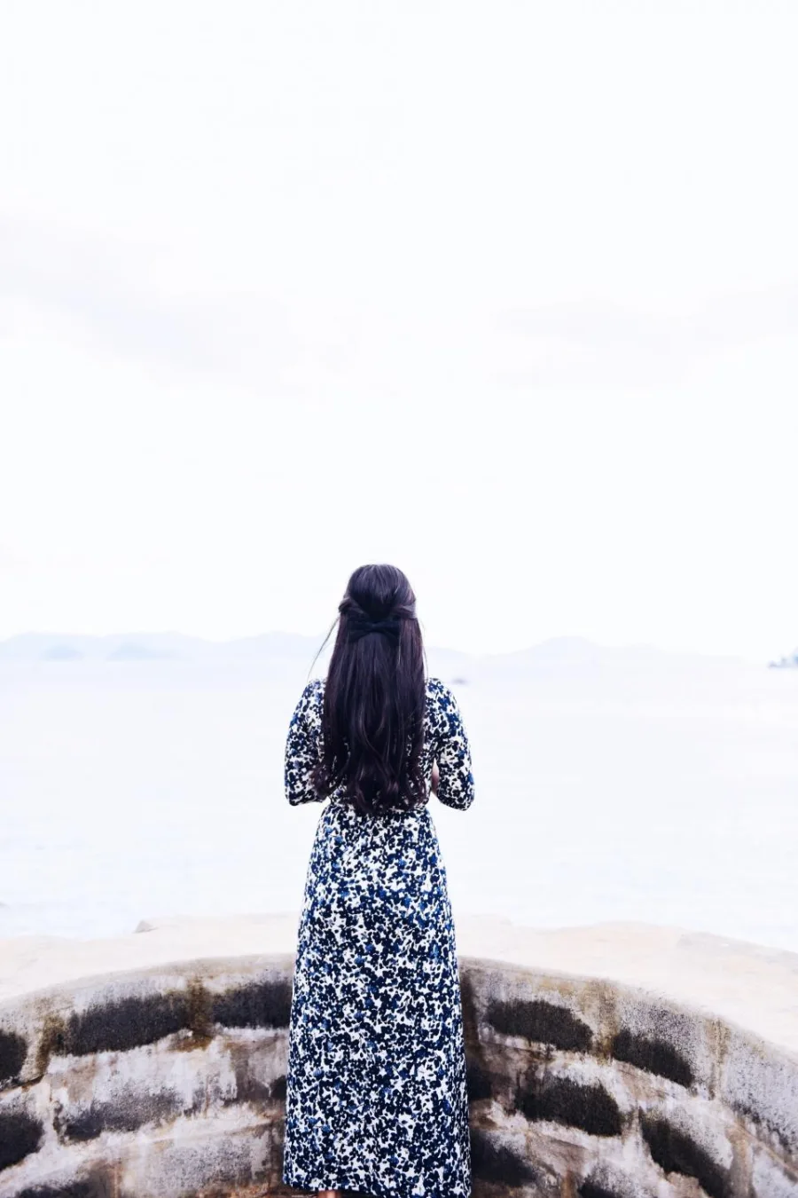 長い髪をおろした女性の後ろ姿